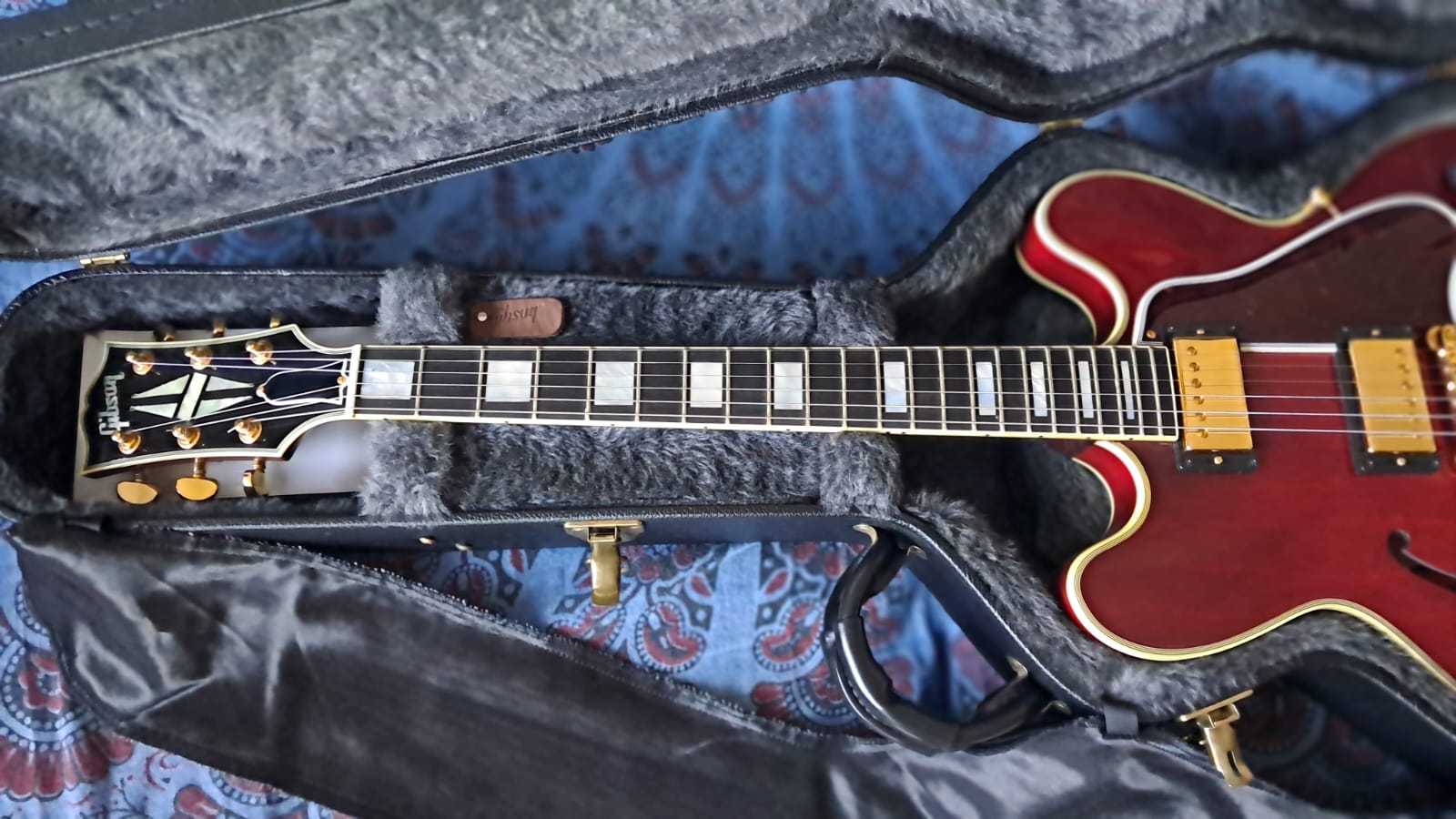 Gibson Custom Shop ES 355 with Bigsby - 2009 Semi-Acoustic - View 3